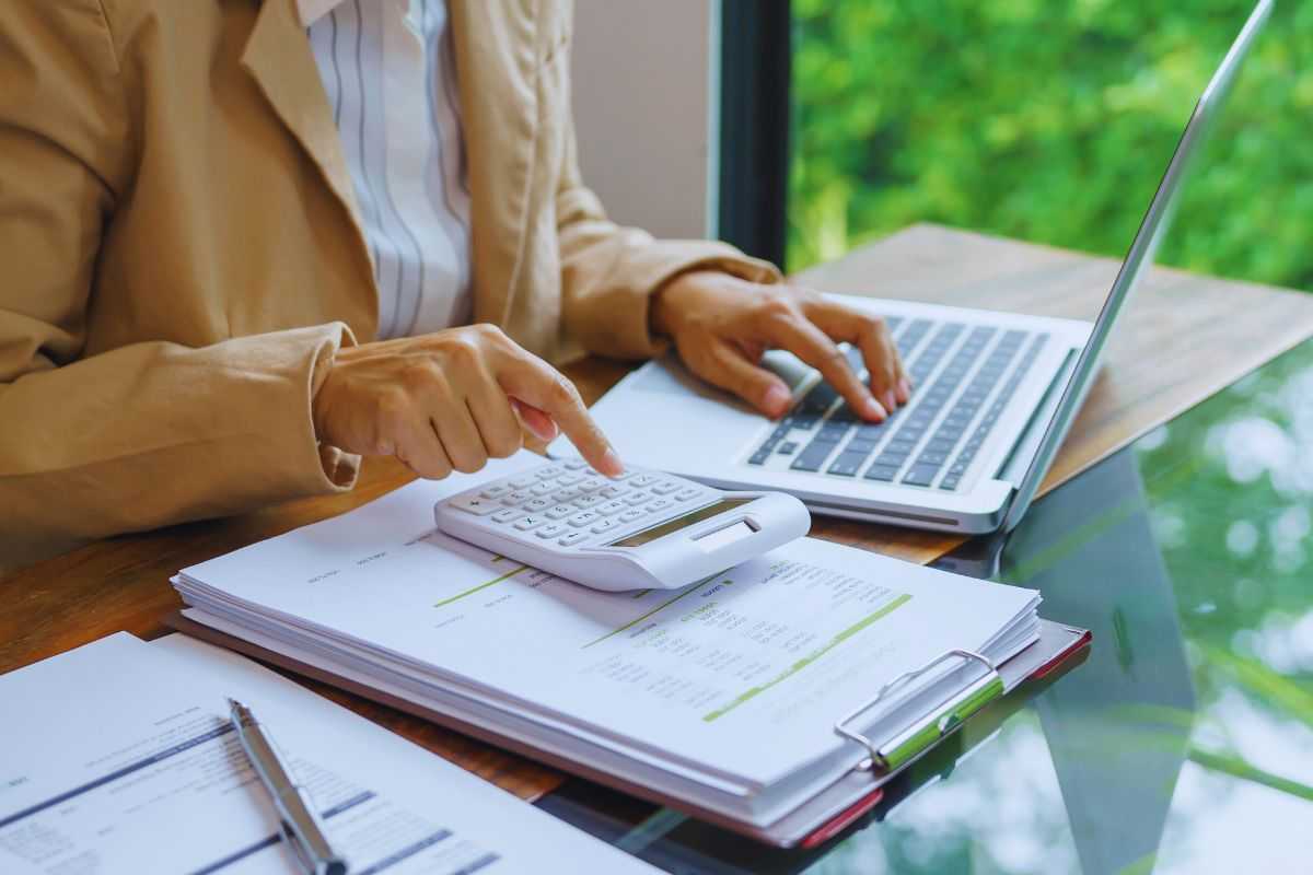 Commercialista che effettua calcoli