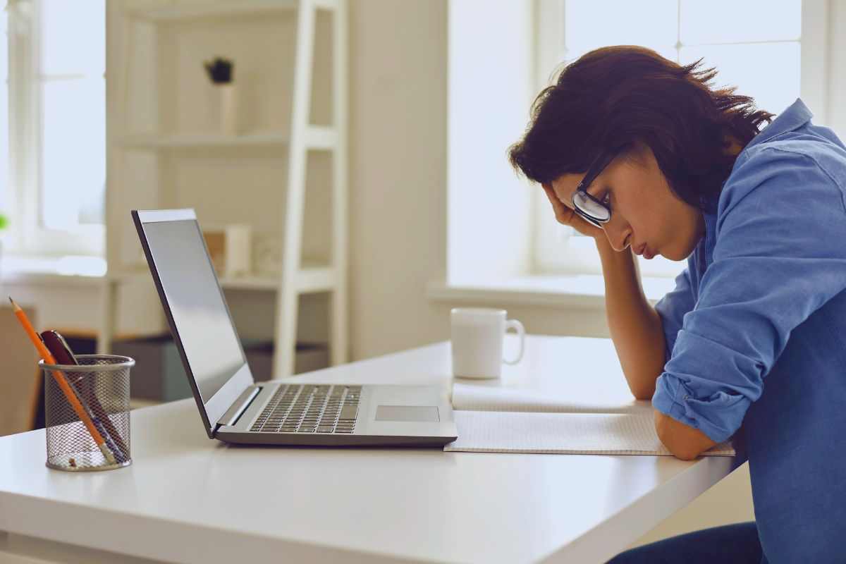 Donna che sbuffa alla scrivania