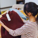 donna che guarda maglietta nuova