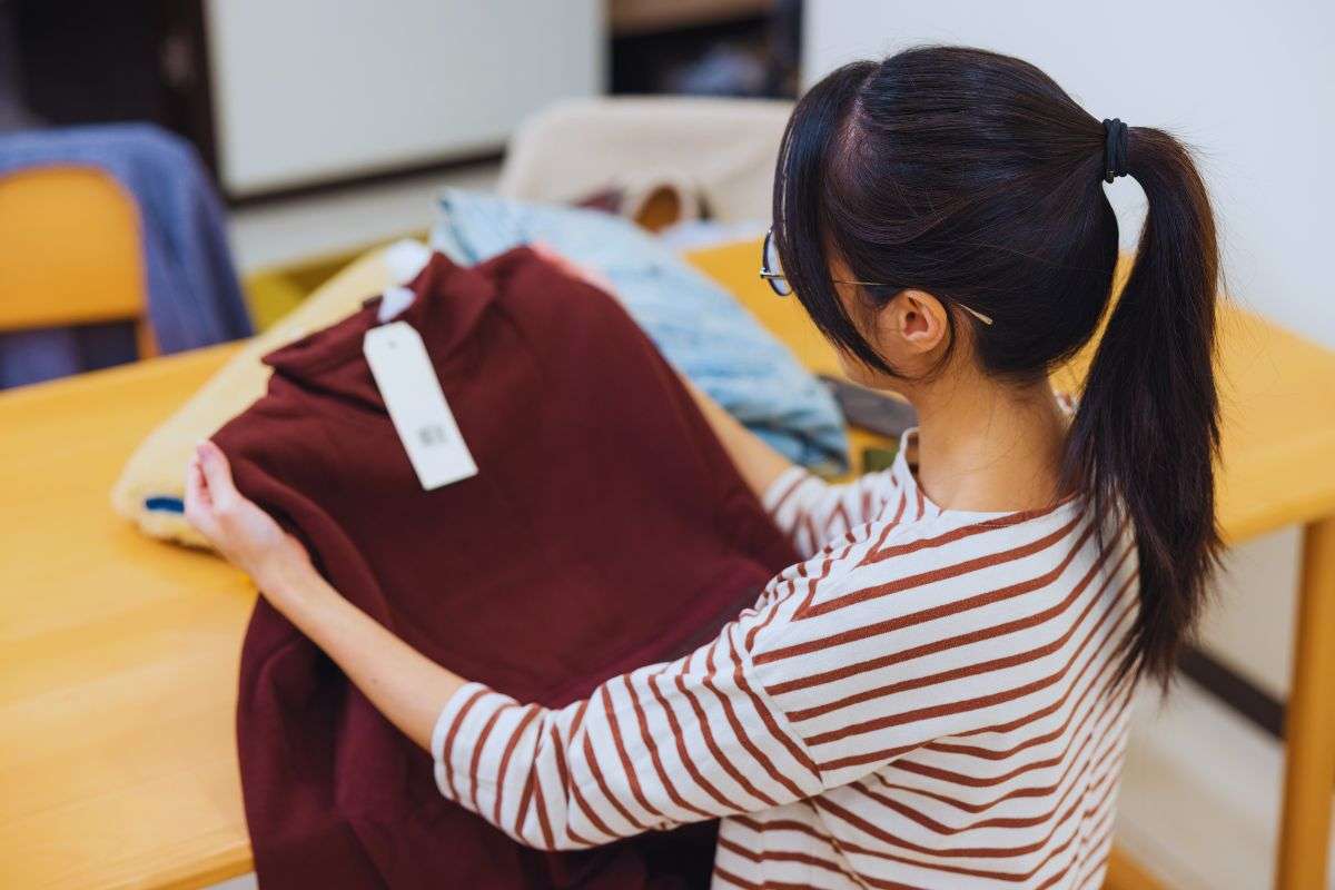 donna che guarda maglietta nuova