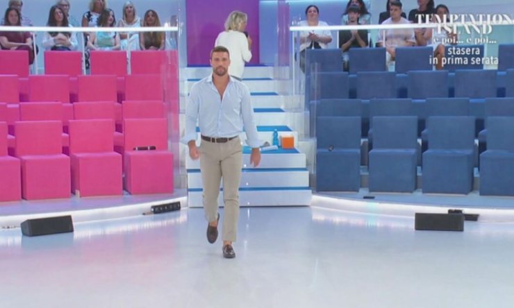 Flavio Ubirti mentre fa il suo primo ingresso nello studio di Uomini e Donne