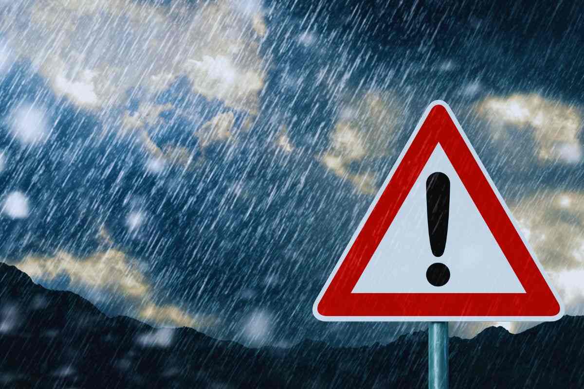 Segnale pericolo e pioggia forte