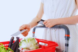 Donna che paga la spesa con la carta