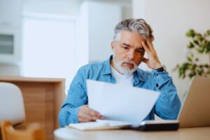 Uomo preoccupato con documento in mano