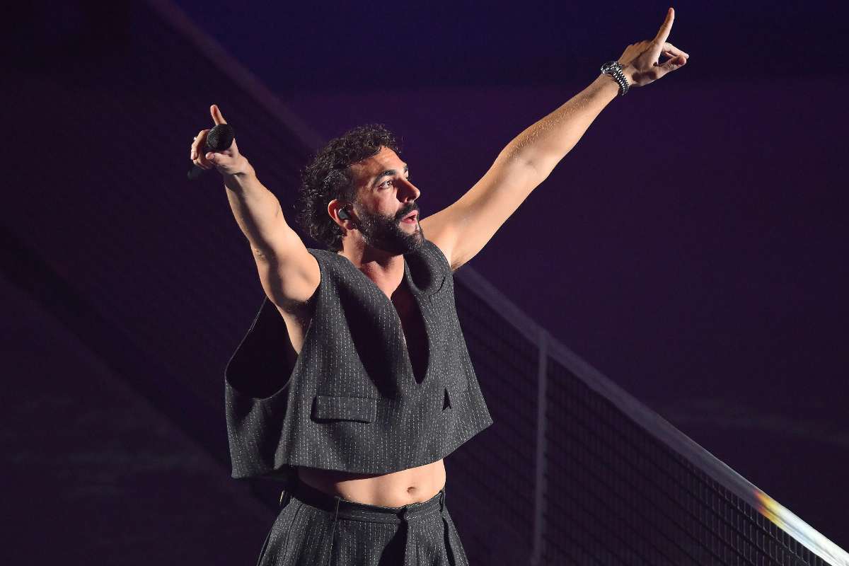 Marco Mengoni che si esibisce in concerto