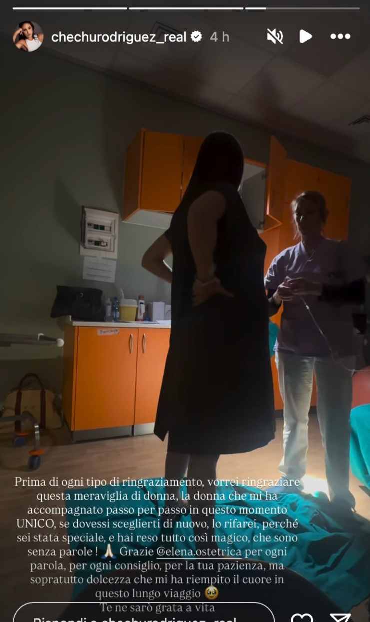 Storia Cecilia Rodriguez che la mostra in piedi dopo il parto in clinica