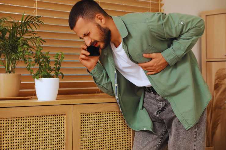 Uomo che accusa un dolore al petto