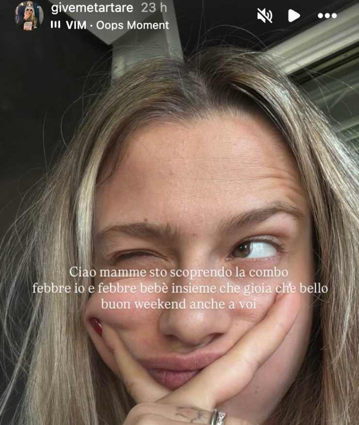 Jacqueline Luna che fa una smorfia per caratterizzare meglio la storia Instagram