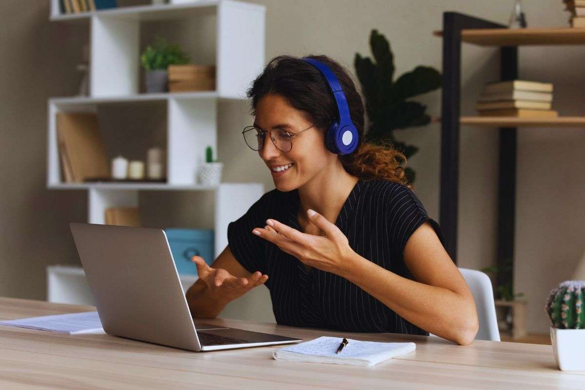 Donna che lavora da remoto