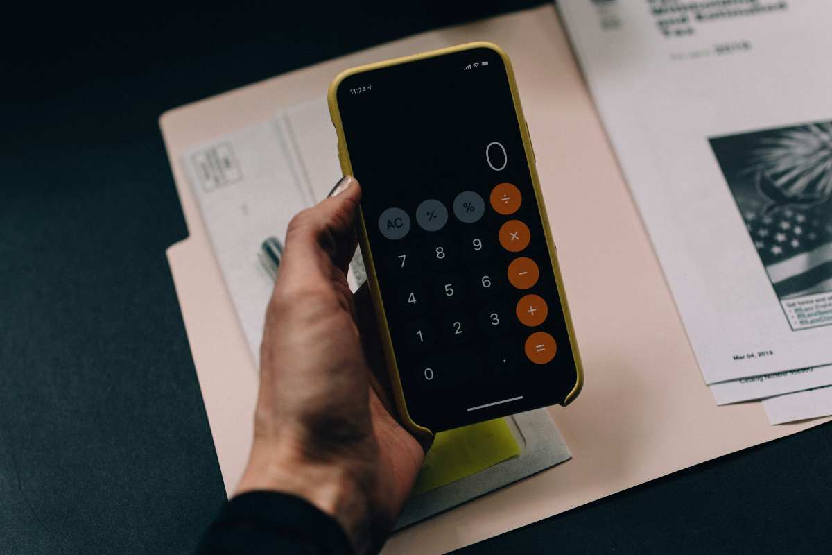 Persona che utilizza calcolatrice smartphone