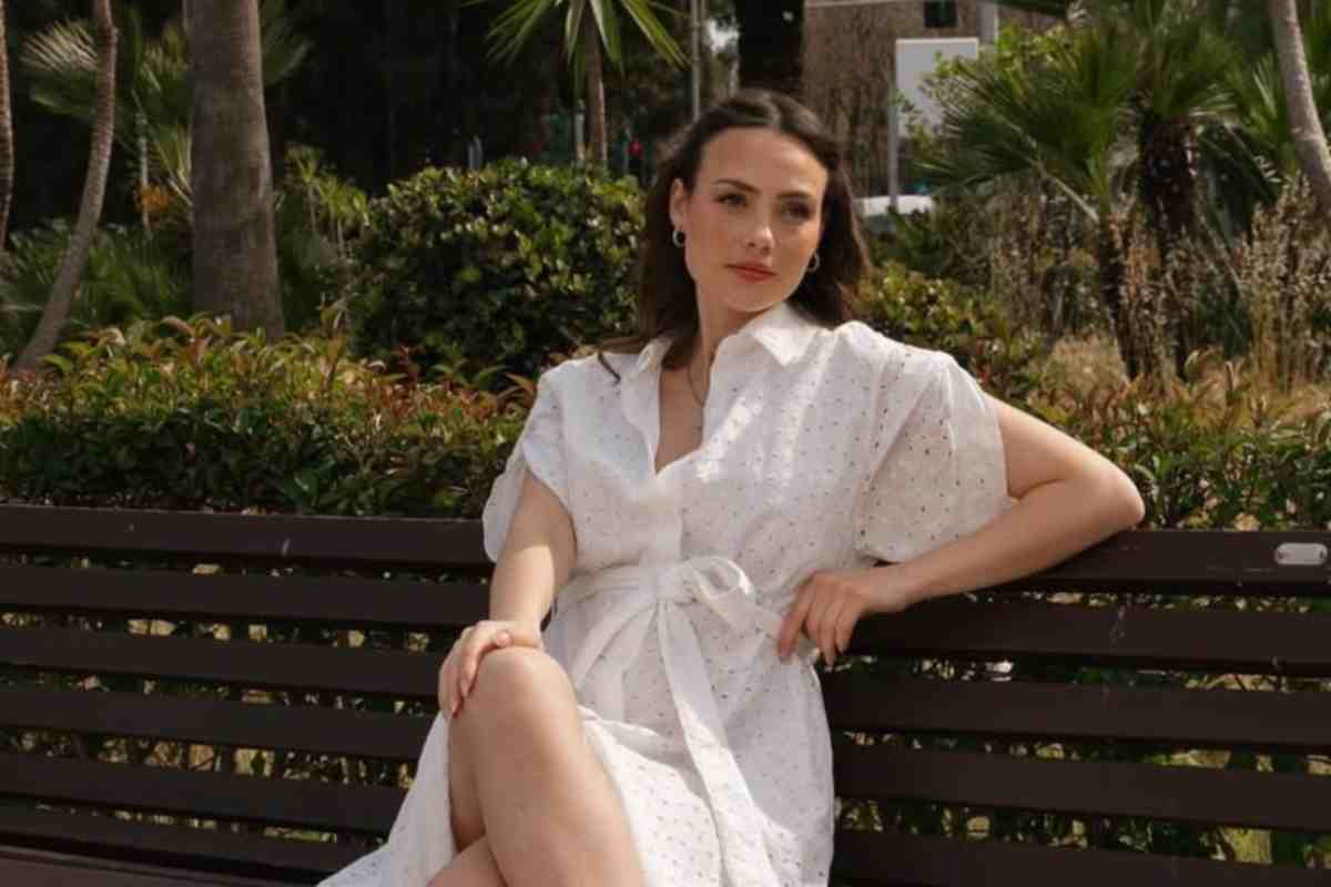 Rosalinda Cannavò seduta su una panchina di un parco