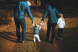 Famiglia felice al parco