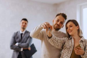 Inquilini felici e padrone di casa alle loro spalle