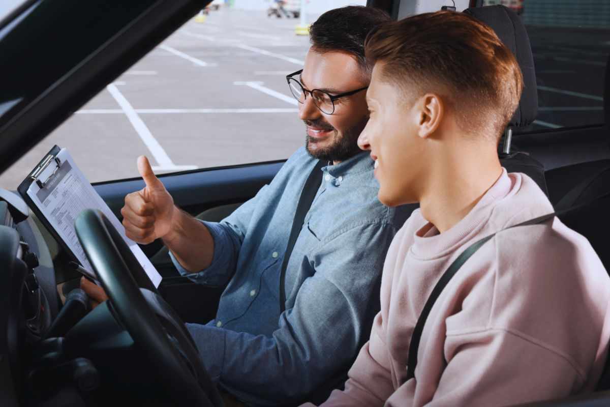 Istruttore di guida e allievo all'interno di un'auto