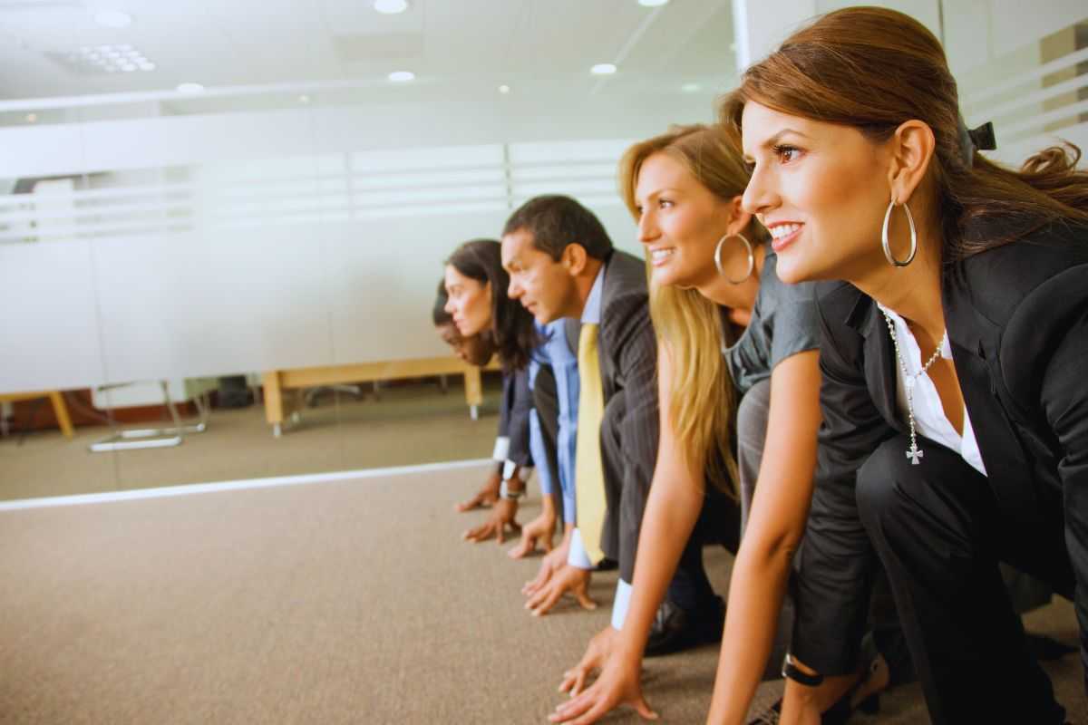 Lavoratori che si preparano a competere per un posto di lavoro