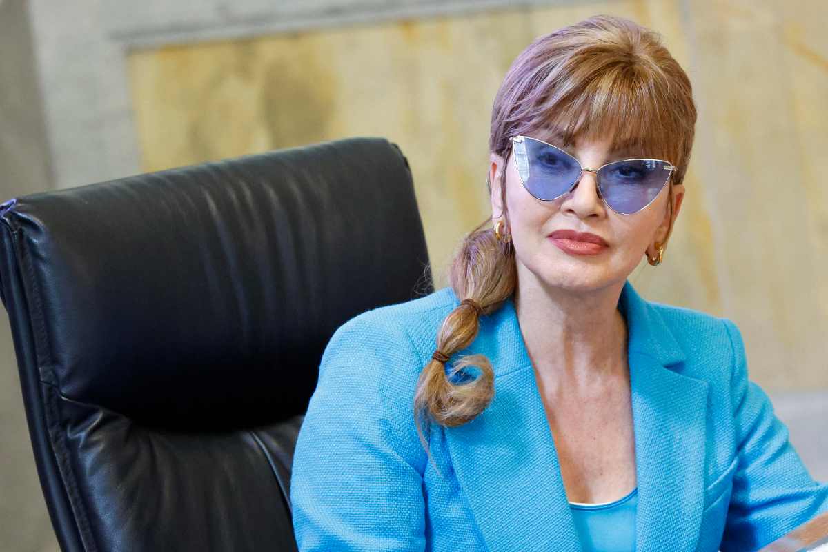 Milly Carlucci seduta in scrivania