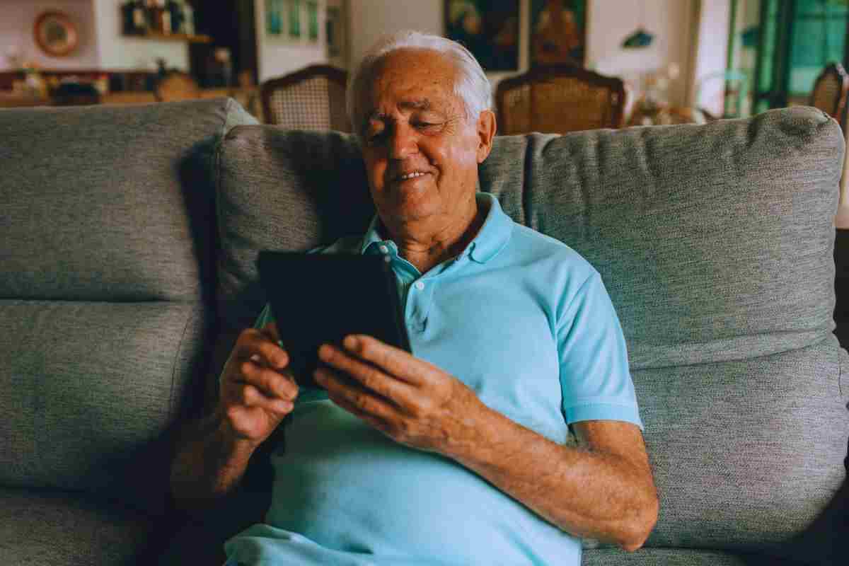 Uomo che utilizza tablet