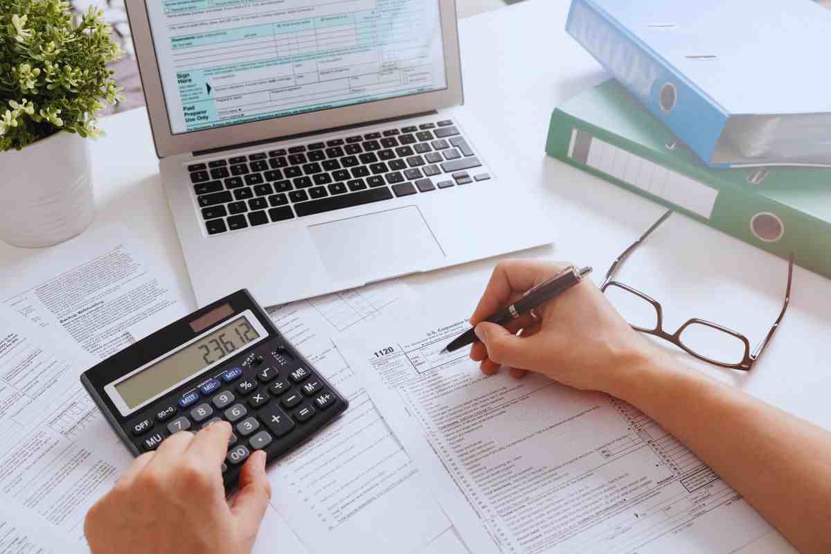Commercialista che fa il calcolo delle tasse