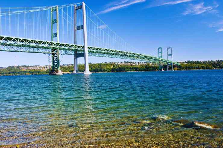 Ponte che unisce due sponde