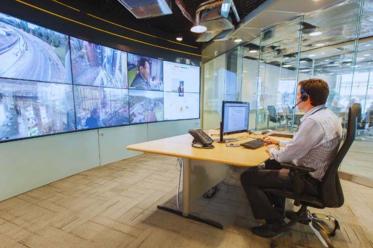 Uomo che monitora il traffico dall'ufficio