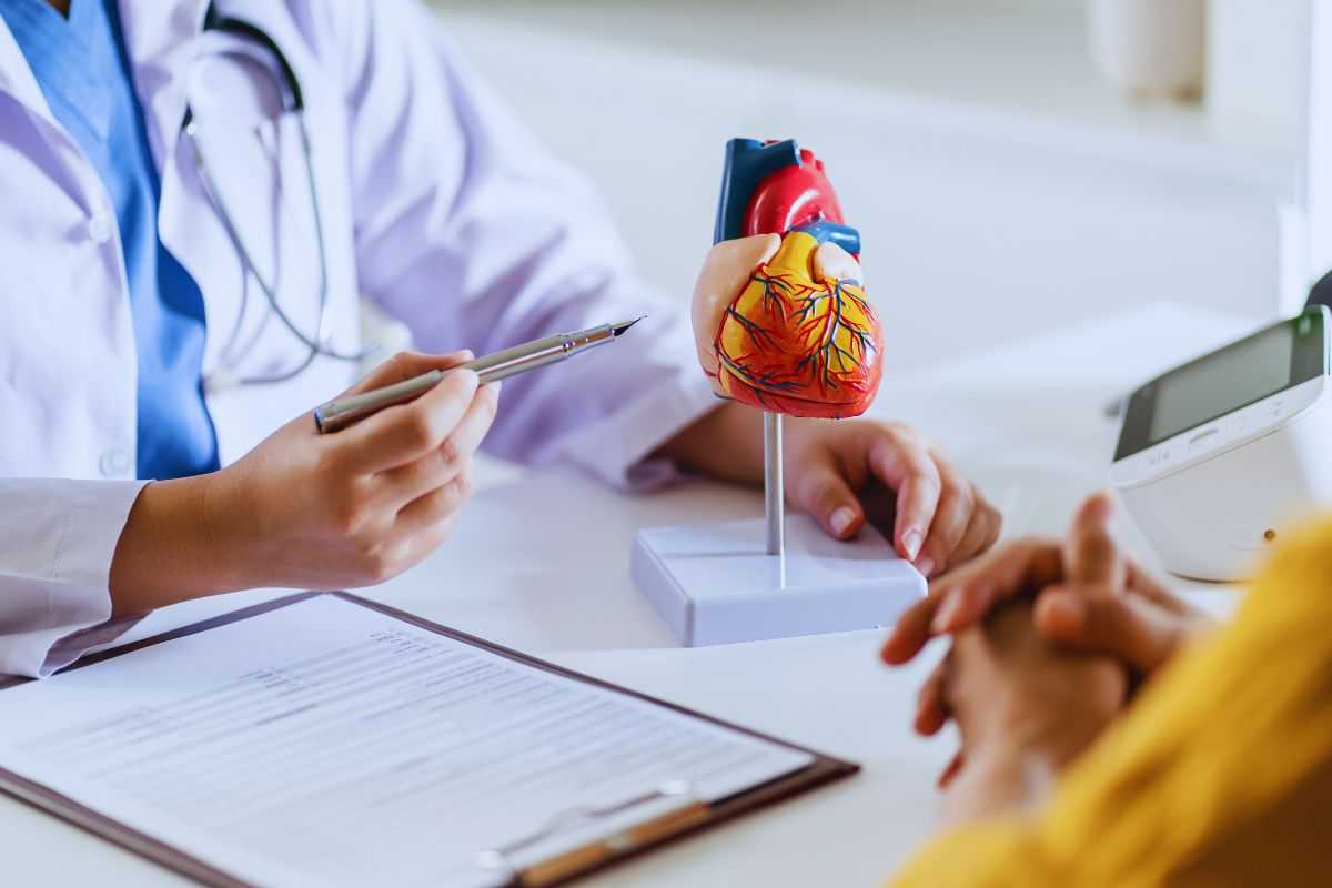 Cardiologo che parla con la paziente
