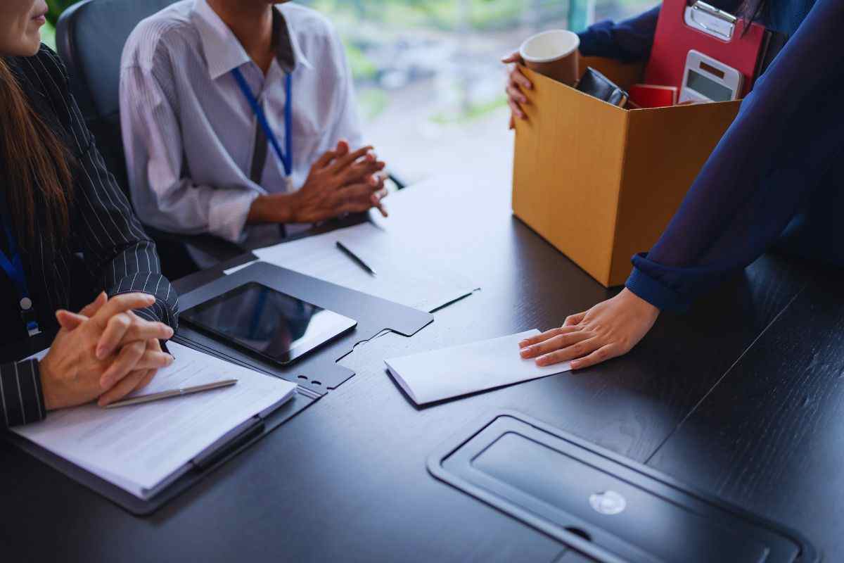 Dipendente licenziato che saluta gli ex colleghi