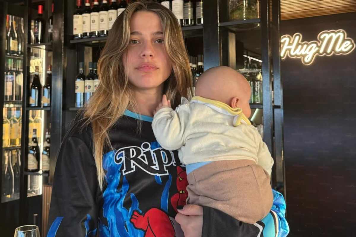 Jacqueline Luna con in braccio il figlio Enea