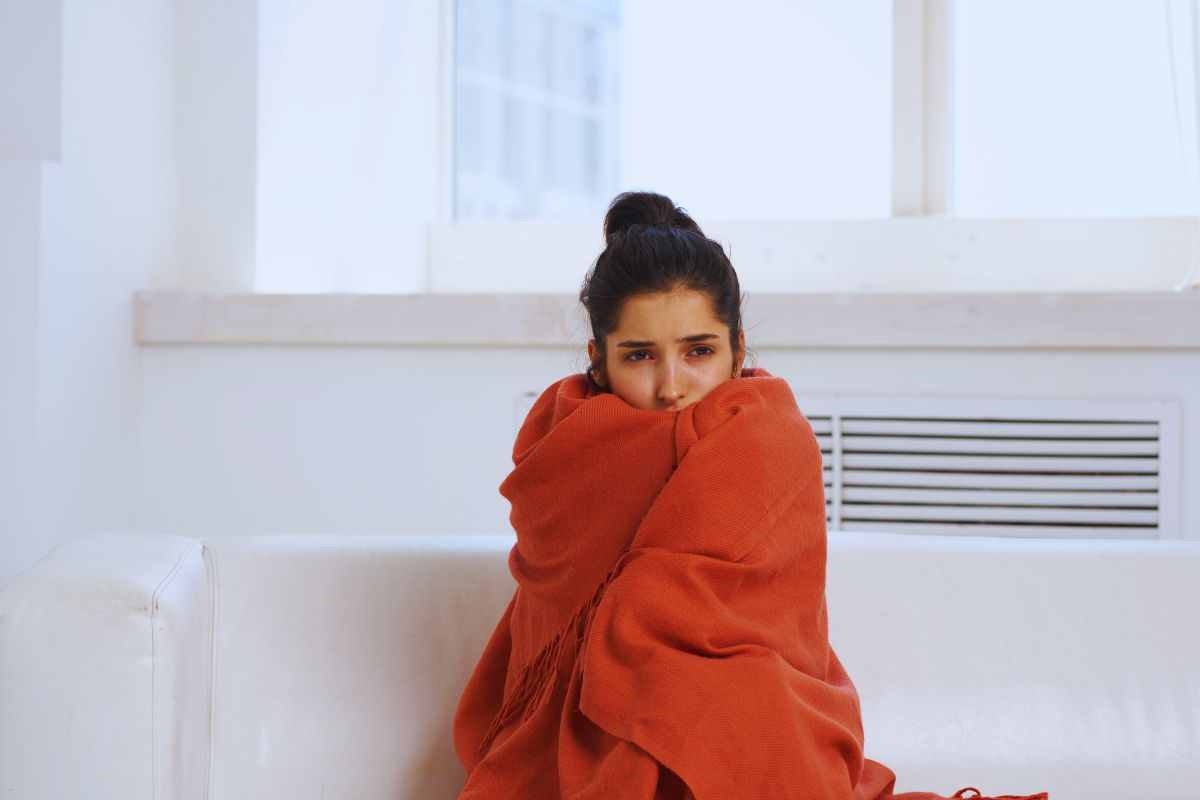 Ragazza avvolta in una coperta 