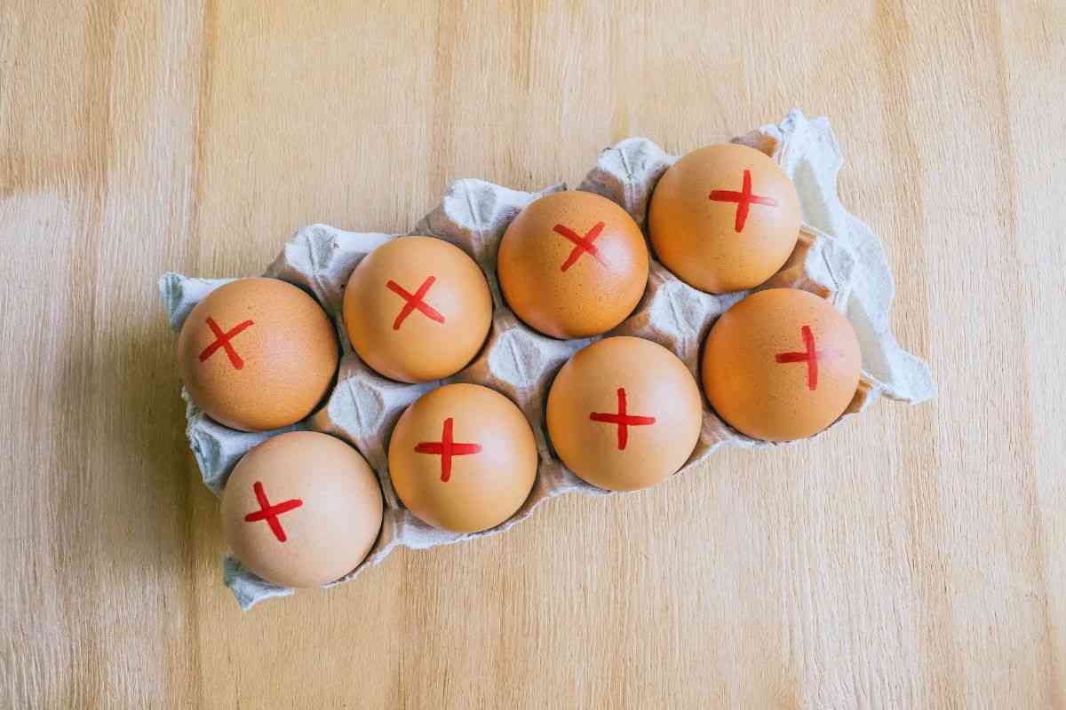 Cartone di uova segnate con una x