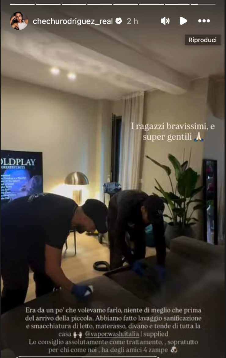 Addetti pulizia che sanificano il divano in casa Rodriguez
