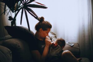 Mamma che culla il figlio neonato