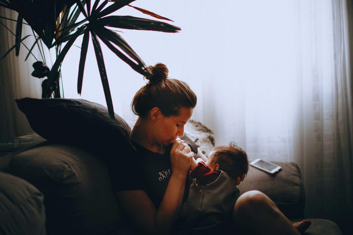 Mamma che culla il figlio neonato