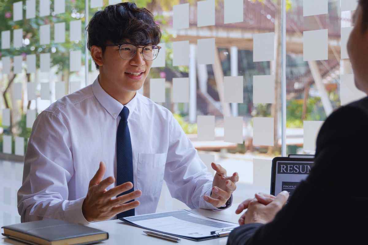 Giovane che affronta un colloquio di lavoro