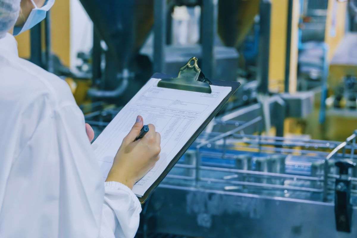 Tecnico di laboratorio che effettua controllo sanitario