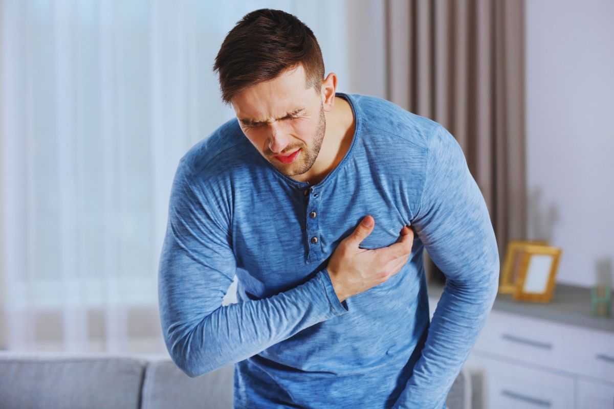 Uomo che accusa un dolore al petto