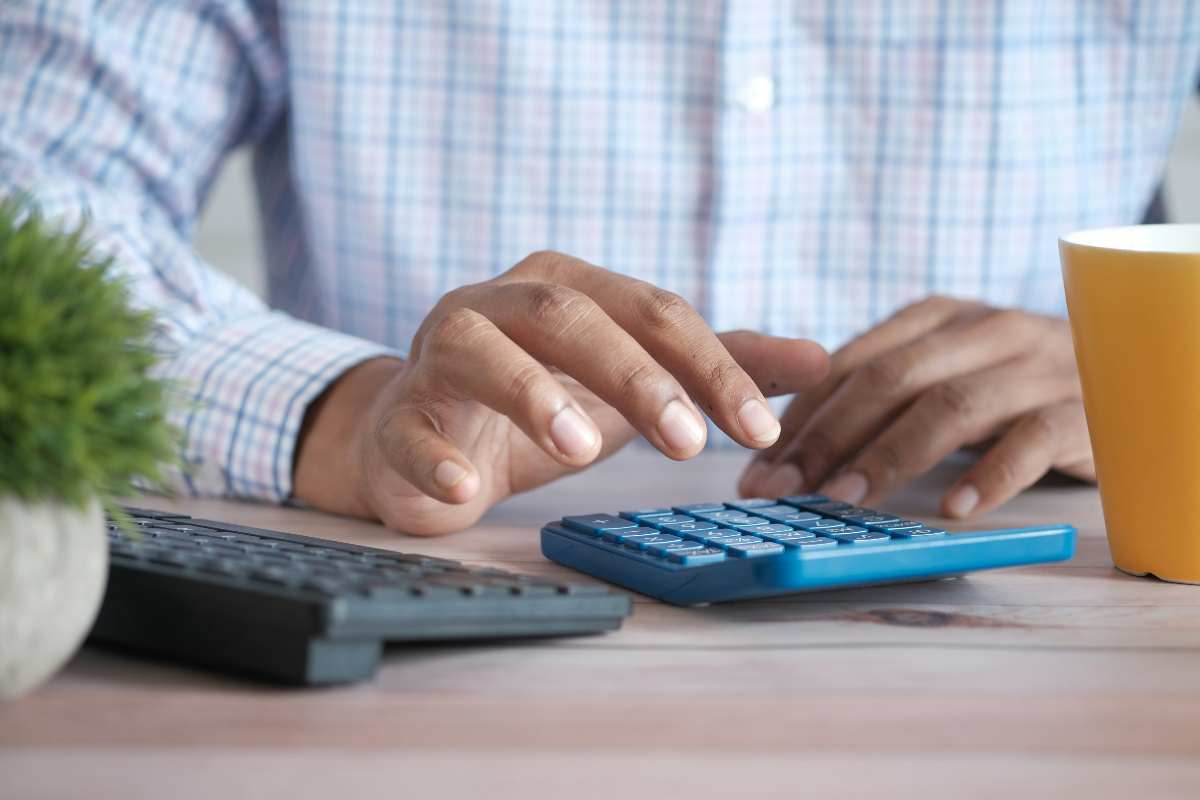 Commercialista che utilizza calcolatrice