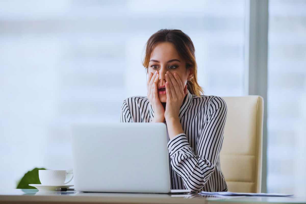 Donna che si porta le mani al viso