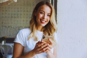 Primo piano di una ragazza sorridente