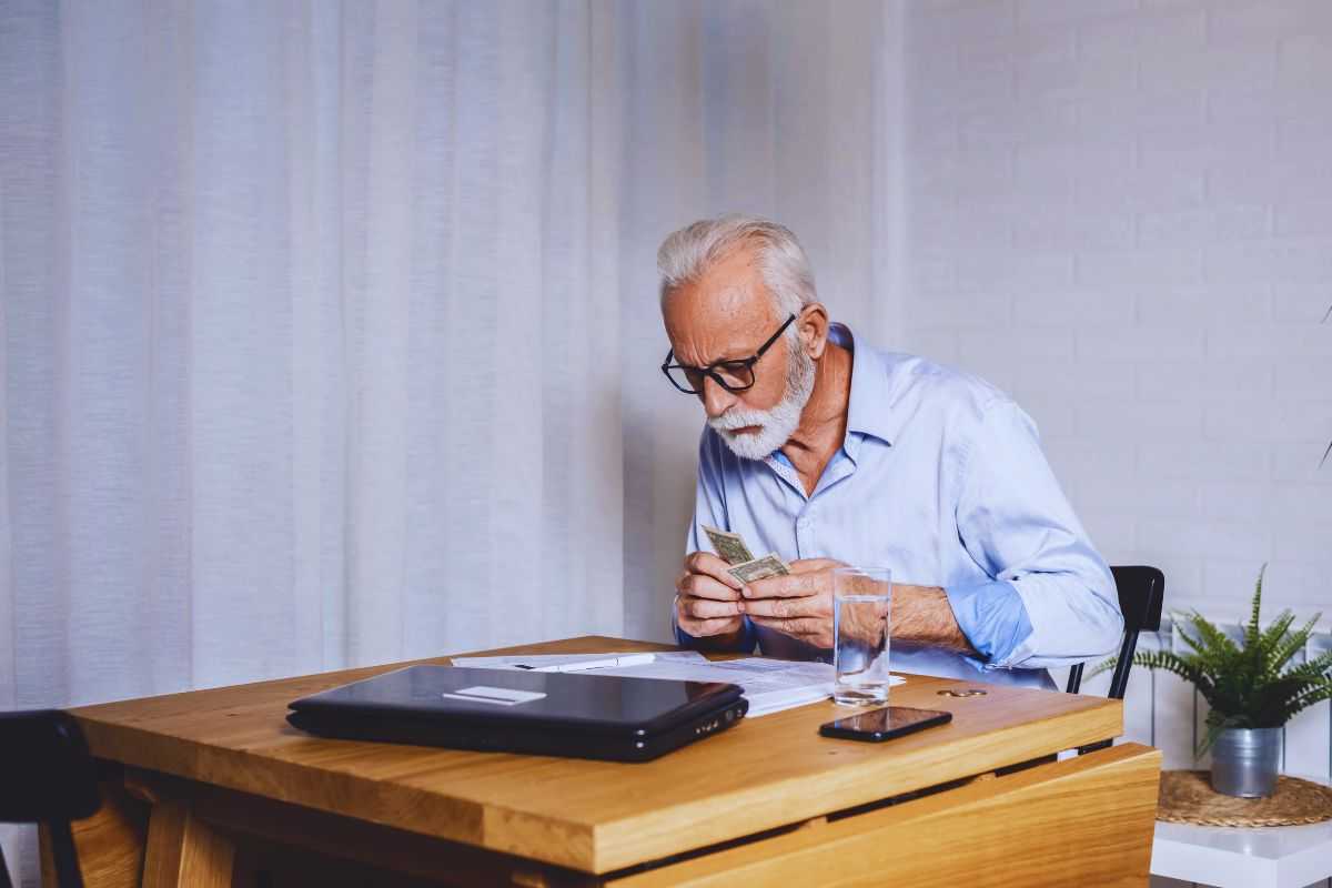 Uomo che conta i soldi