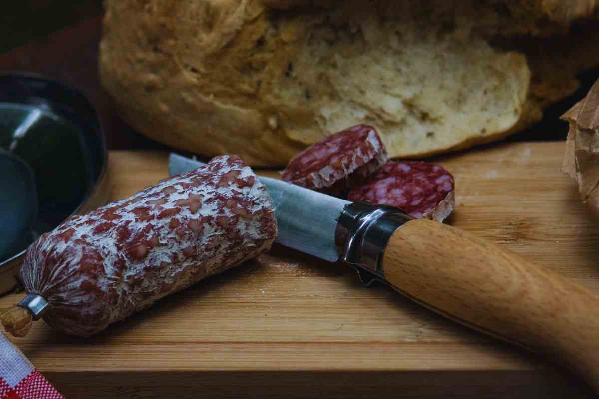 Salame tagliato su tagliere 