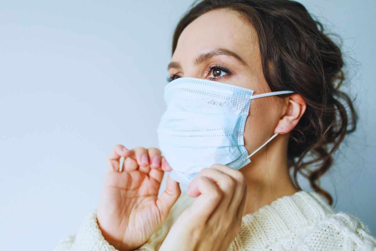 Donna che indossa una mascherina