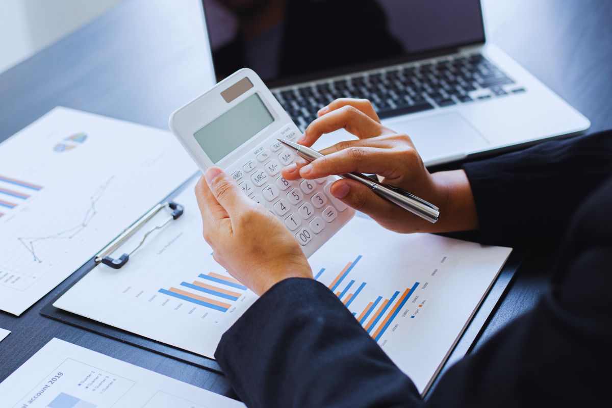 Commercialista che utilizza la calcolatrice