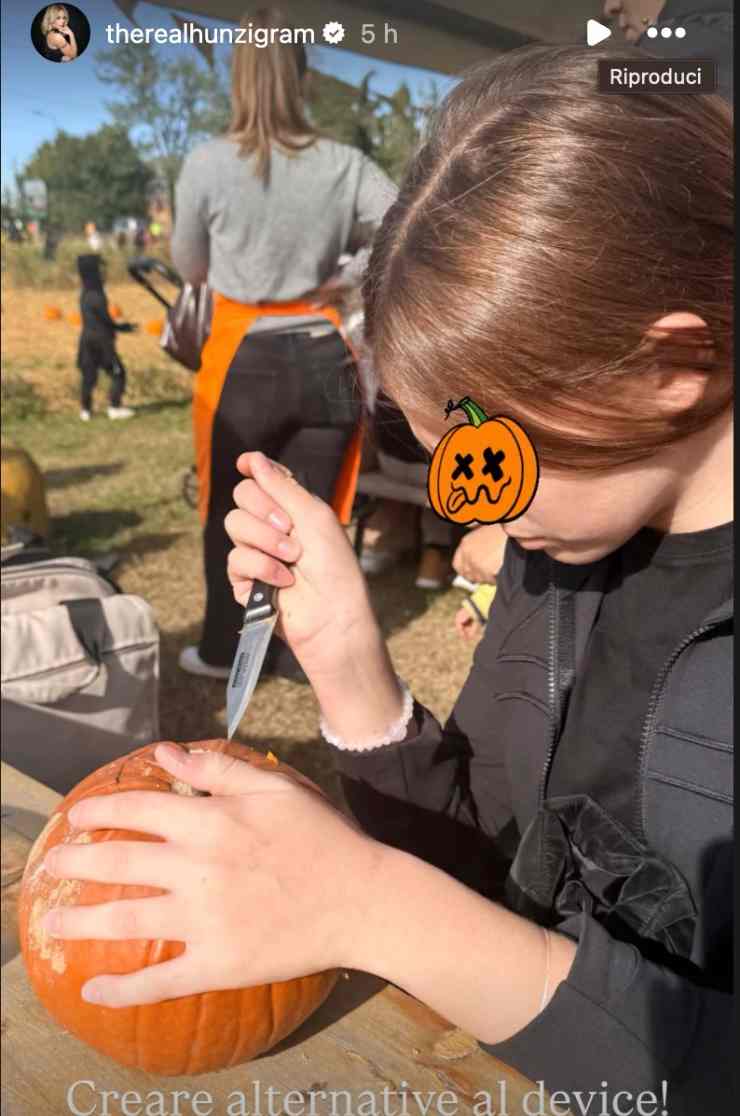 Sole Trussardi che intaglia una zucca