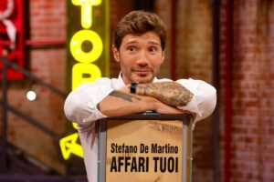Stefano De Martino nello studio di Affari Tuoi