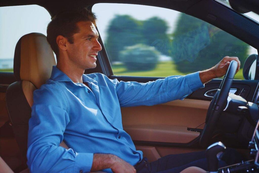 Uomo che guida auto