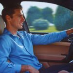 Uomo che guida auto
