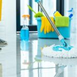 persona che pulisce pavimenti