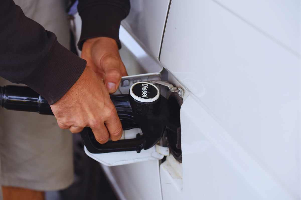 Carburanti: i 2 giorni della settimana in cui risparmi fino a 8€ a pieno