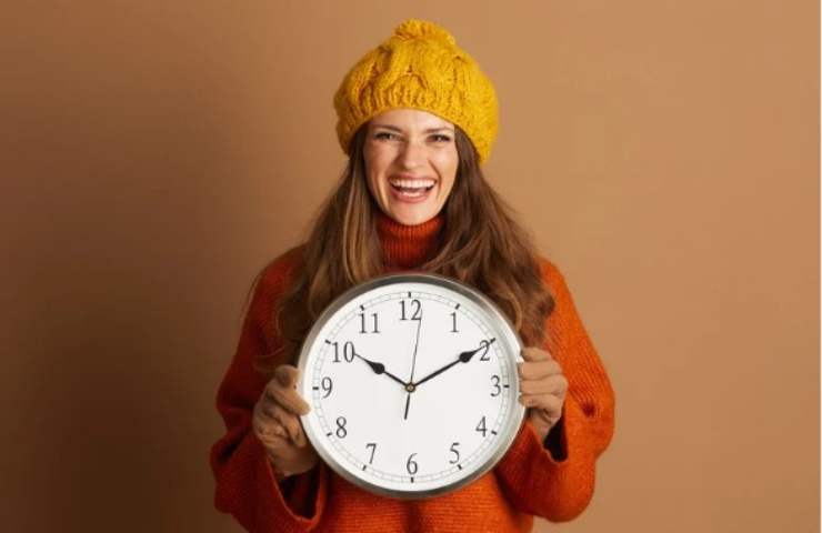 donna con orologio in mano