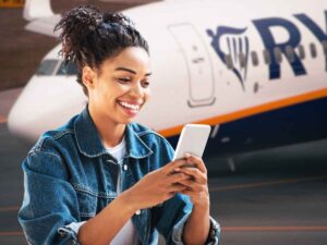 aereo e donna con smartphone